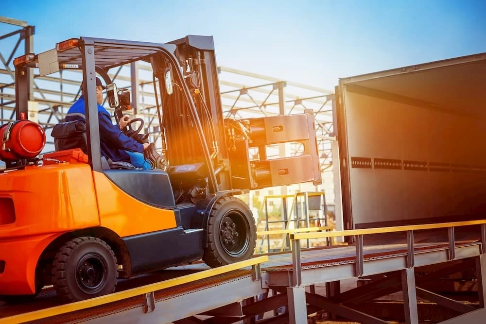 Efficient LTL freight shipping services for regional and cross-border delivery by Freight Right.